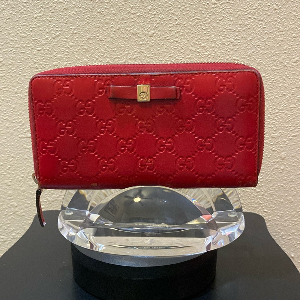 Beautiful red Gucci Guccissima bow zip wallet. ❤️